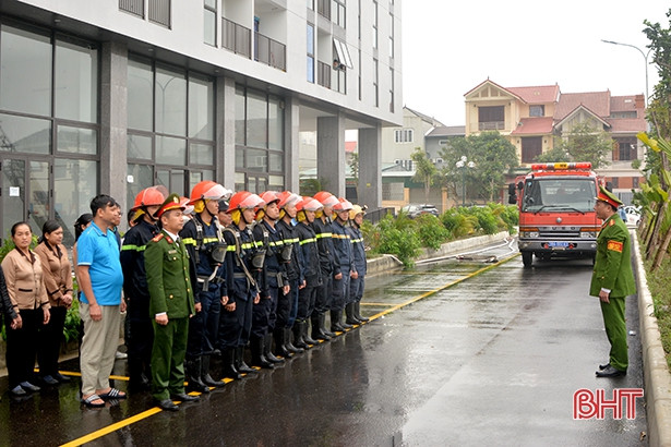 Diễn tập chữa cháy ở chung cư nhà ở xã hội Hà Tĩnh