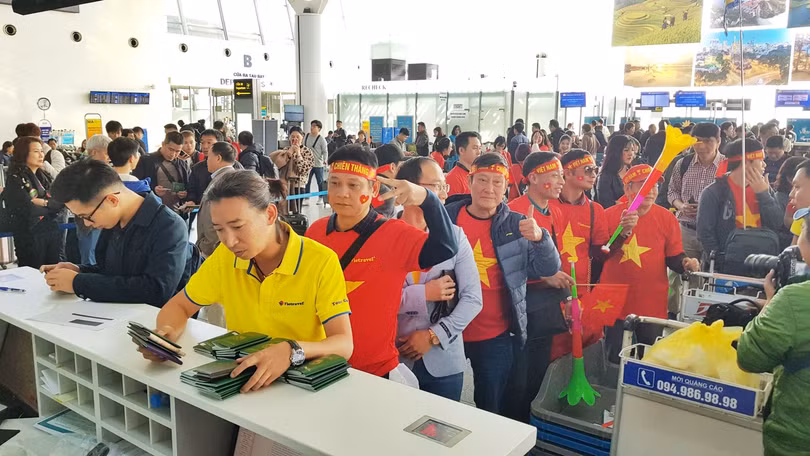 Hàng trăm cổ động viên nhuộm đỏ sân bay Nội Bài cổ vũ U22 Việt Nam