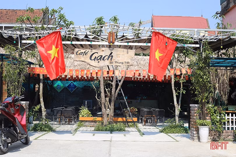 Người hâm mộ Hà Tĩnh dựng màn hình lớn, chuẩn bị cờ đỏ sao vàng tiếp lửa U22 Việt Nam