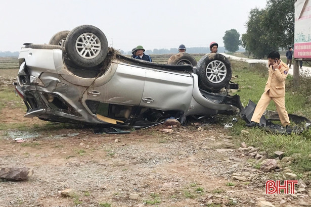 Xe Fortuner “chỏng vó” lên trời, người dân phá cửa cứu tài xế