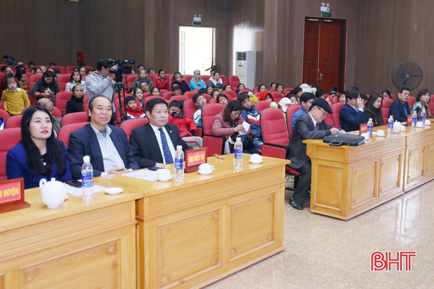 Hơn 260 triệu đồng tiền quà, học bổng đến với học sinh khuyết tật, mồ côi ở Hà Tĩnh