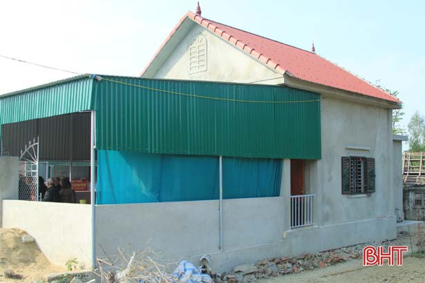 Bộ Quốc phòng trao tặng nhà tình nghĩa cho vợ liệt sỹ ở Nghi Xuân