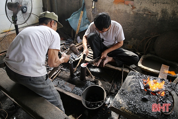 Làng rèn nổi tiếng nhất Hà Tĩnh rộn vang tiếng búa vào mùa Tết