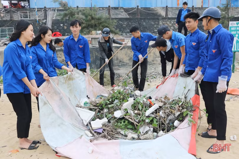 Hơn 150 đoàn viên thanh niên dọn vệ sinh làm sạch biển Thiên Cầm