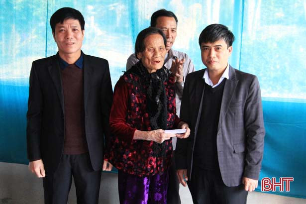 Bộ Quốc phòng trao tặng nhà tình nghĩa cho vợ liệt sỹ ở Nghi Xuân