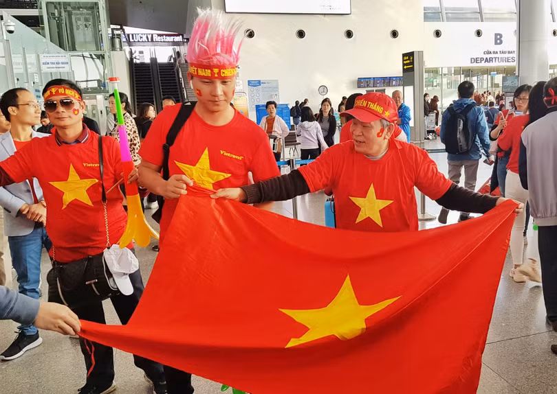 Hàng trăm cổ động viên nhuộm đỏ sân bay Nội Bài cổ vũ U22 Việt Nam