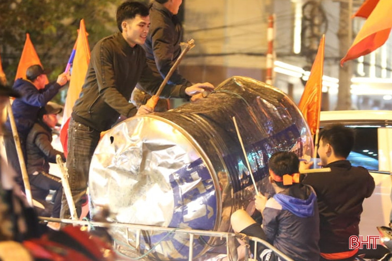 Người hâm mộ Hà Tĩnh mừng chiến thắng của thầy trò Park Hang Seo