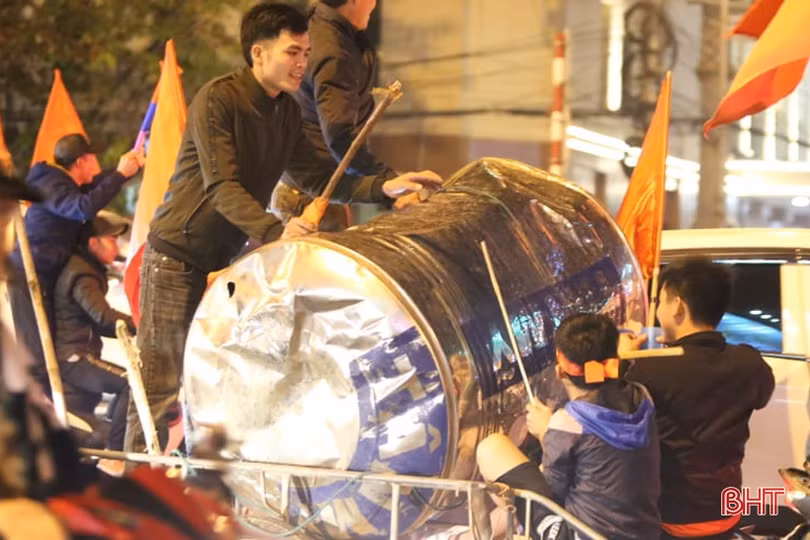 Người hâm mộ Hà Tĩnh mừng chiến thắng của thầy trò Park Hang Seo