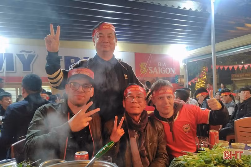 Cổ động viên Hà Tĩnh vỡ òa với chiến thắng lịch sử của U22 Việt Nam