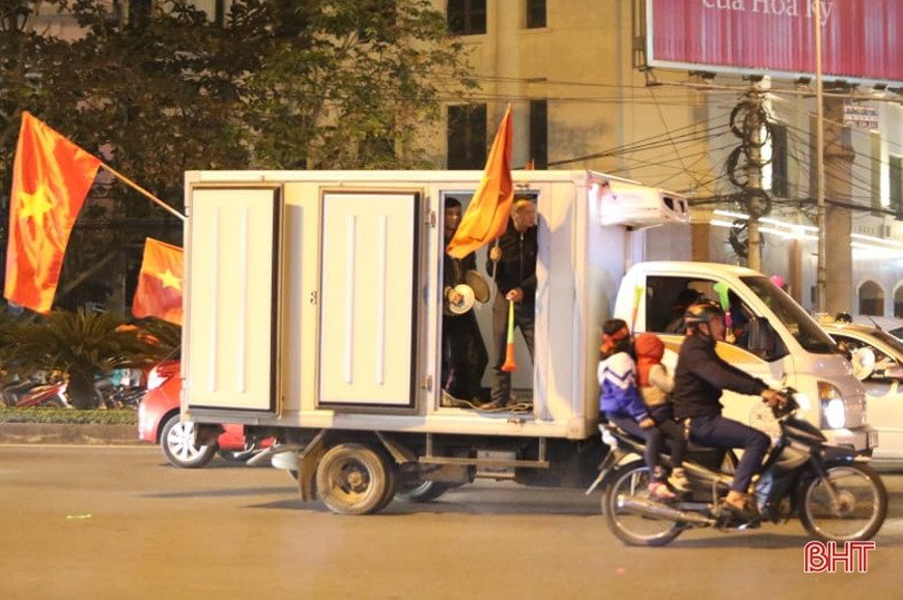 Người hâm mộ Hà Tĩnh mừng chiến thắng của thầy trò Park Hang Seo