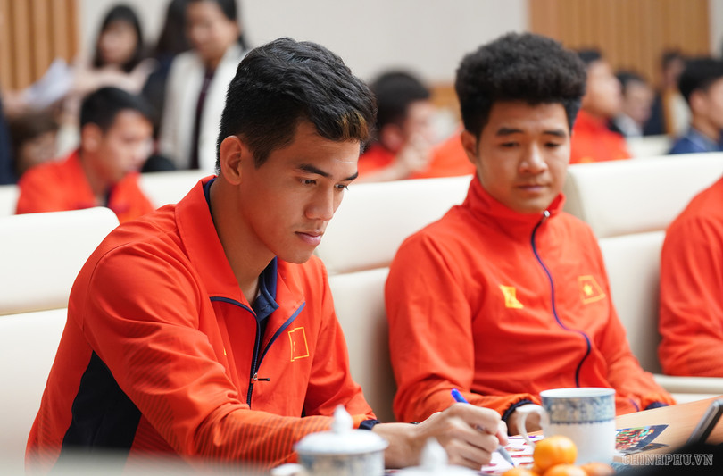 Hình ảnh Thủ tướng Nguyễn Xuân Phúc gặp các đội tuyển bóng đá Việt Nam