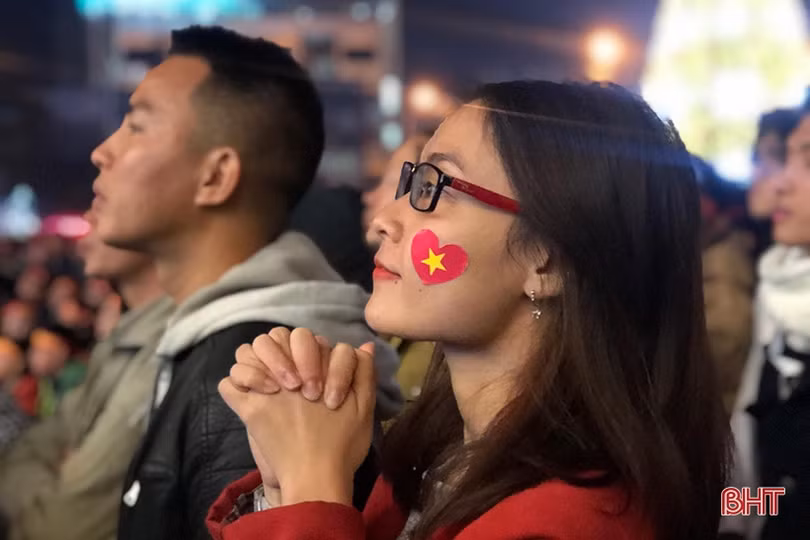 Cổ động viên Hà Tĩnh vỡ òa với chiến thắng lịch sử của U22 Việt Nam