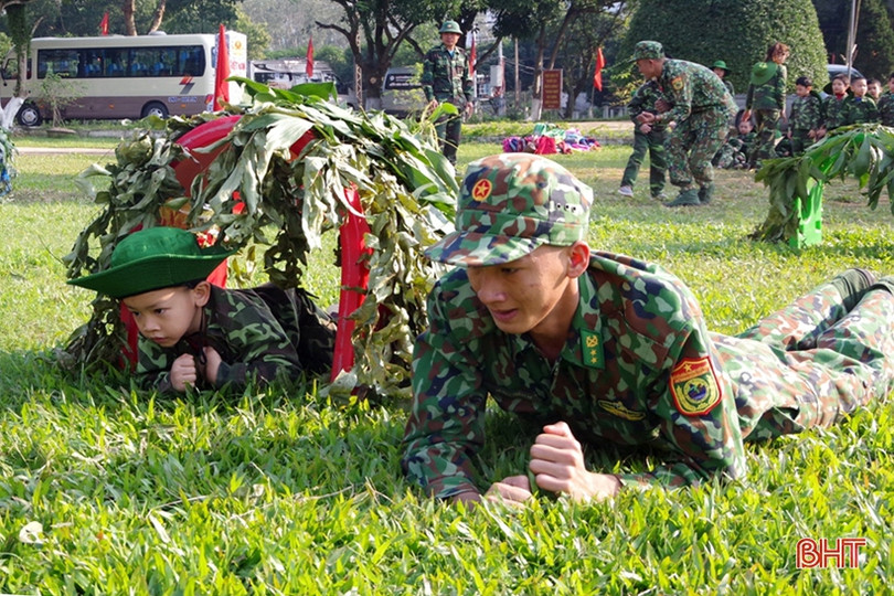 Cô trò Hà Tĩnh trải nghiệm “chúng em làm chiến sỹ biên phòng”