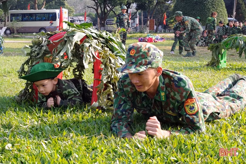 Cô trò Hà Tĩnh trải nghiệm “chúng em làm chiến sỹ biên phòng”