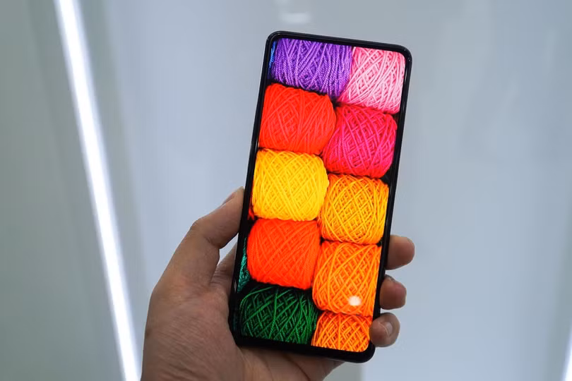 Smartphone đầu tiên có camera dưới màn hình, bỏ hết cổng kết nối