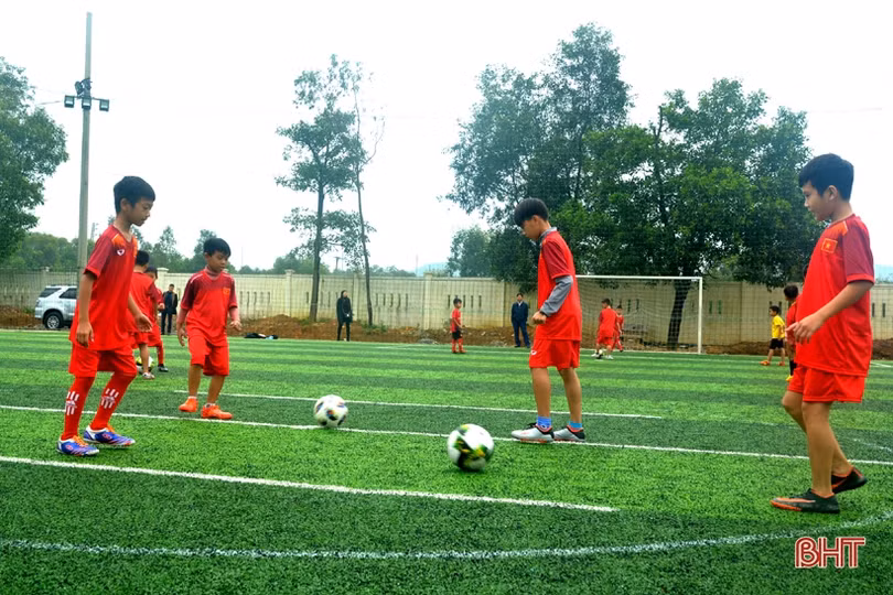 Khai mạc lớp bóng đá U10, U11 đầu tiên tại thị xã Kỳ Anh