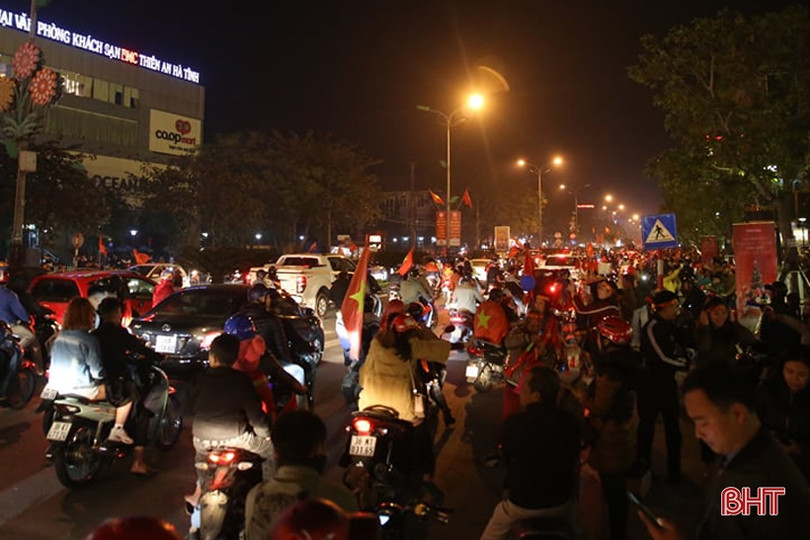 Người hâm mộ Hà Tĩnh mừng chiến thắng của thầy trò Park Hang Seo