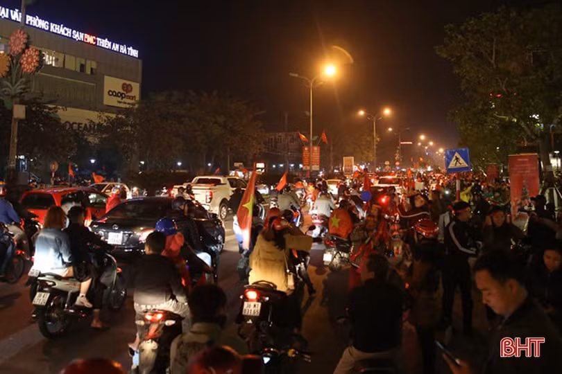 Người hâm mộ Hà Tĩnh mừng chiến thắng của thầy trò Park Hang Seo