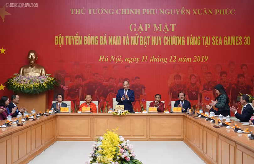 Hình ảnh Thủ tướng Nguyễn Xuân Phúc gặp các đội tuyển bóng đá Việt Nam