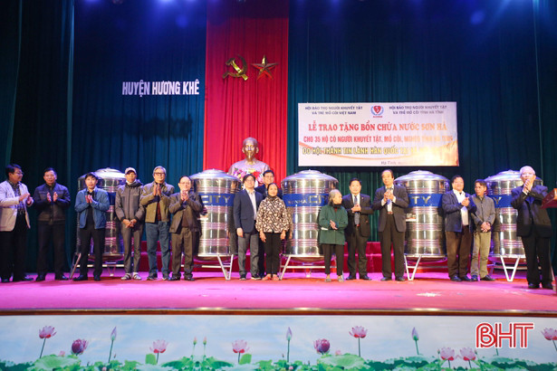 Hơn 260 triệu đồng tiền quà, học bổng đến với học sinh khuyết tật, mồ côi ở Hà Tĩnh