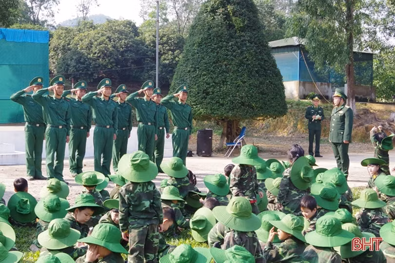 Cô trò Hà Tĩnh trải nghiệm “chúng em làm chiến sỹ biên phòng”