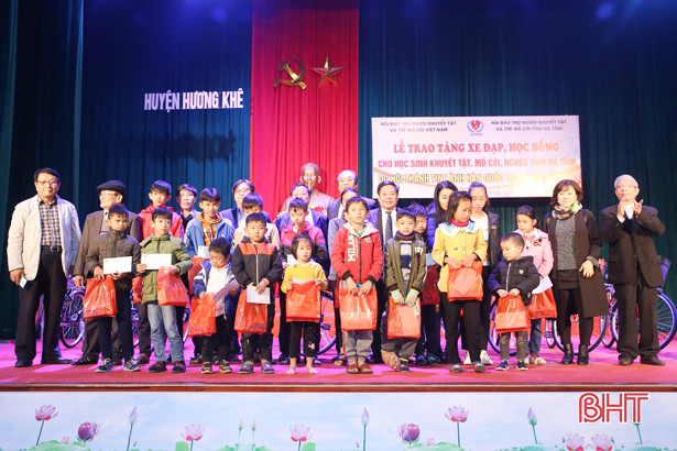 Hơn 260 triệu đồng tiền quà, học bổng đến với học sinh khuyết tật, mồ côi ở Hà Tĩnh