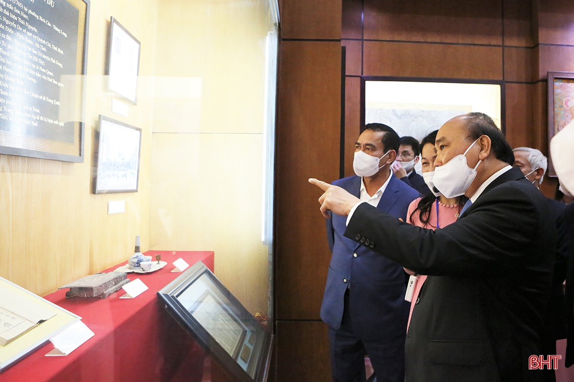 Chủ tịch nước Nguyễn Xuân Phúc dâng hương tưởng nhớ Đại thi hào Nguyễn Du