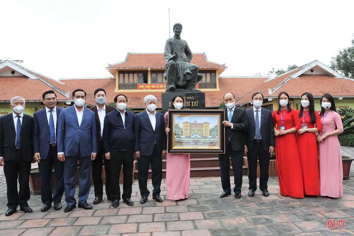 Chủ tịch nước Nguyễn Xuân Phúc dâng hương tưởng nhớ Đại thi hào Nguyễn Du