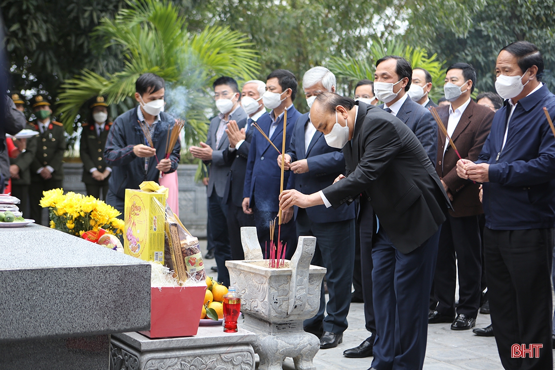 Chủ tịch nước Nguyễn Xuân Phúc dâng hương tưởng nhớ Đại thi hào Nguyễn Du