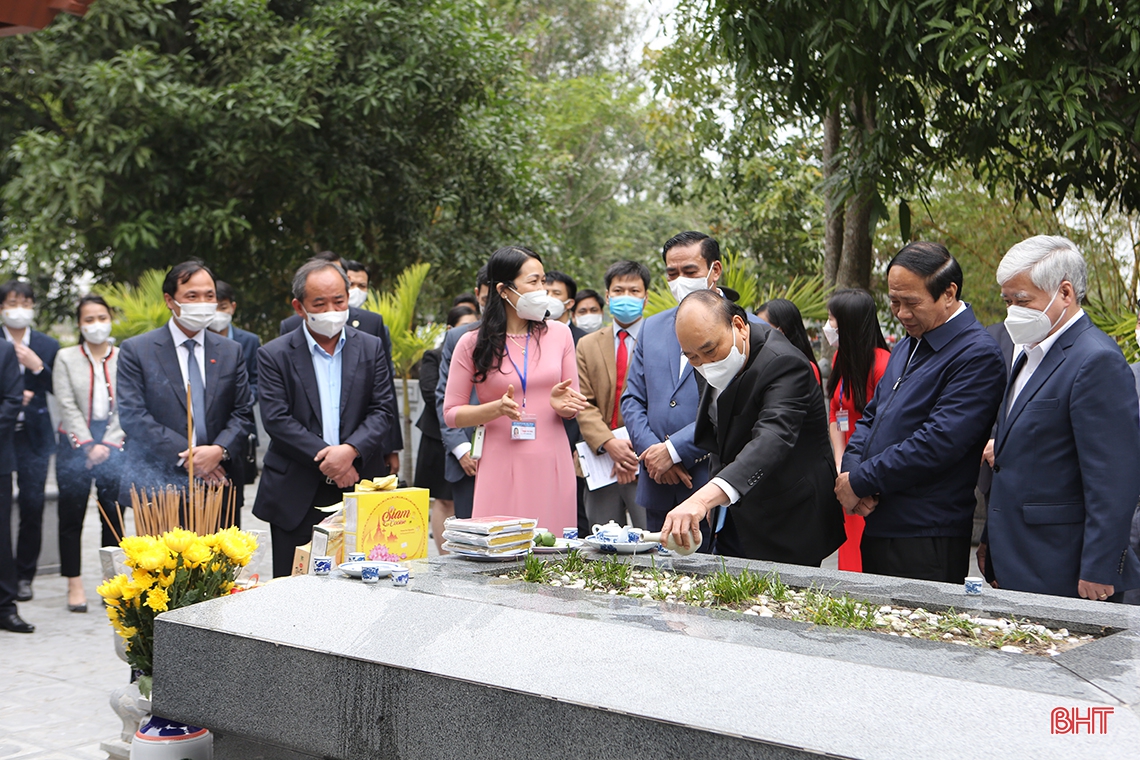 Chủ tịch nước Nguyễn Xuân Phúc dâng hương tưởng nhớ Đại thi hào Nguyễn Du