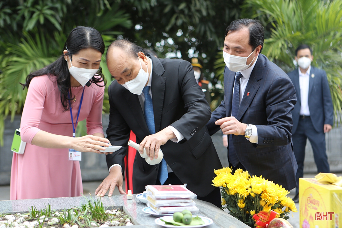 Chủ tịch nước Nguyễn Xuân Phúc dâng hương tưởng nhớ Đại thi hào Nguyễn Du