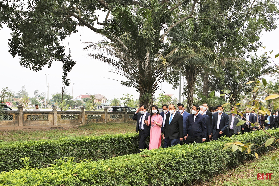 Chủ tịch nước Nguyễn Xuân Phúc dâng hương tưởng nhớ Đại thi hào Nguyễn Du