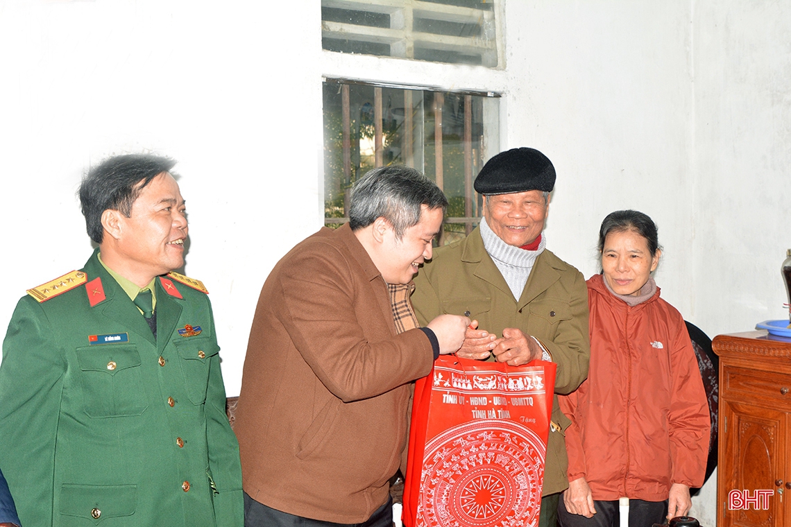 Chủ tịch UBND tỉnh Trần Tiến Hưng chúc tết Mẹ Việt Nam anh hùng, gia đình chính sách ở TX Hồng Lĩnh