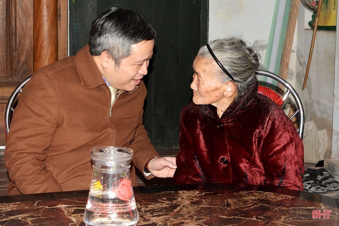 Chủ tịch UBND tỉnh Trần Tiến Hưng chúc tết Mẹ Việt Nam anh hùng, gia đình chính sách ở TX Hồng Lĩnh