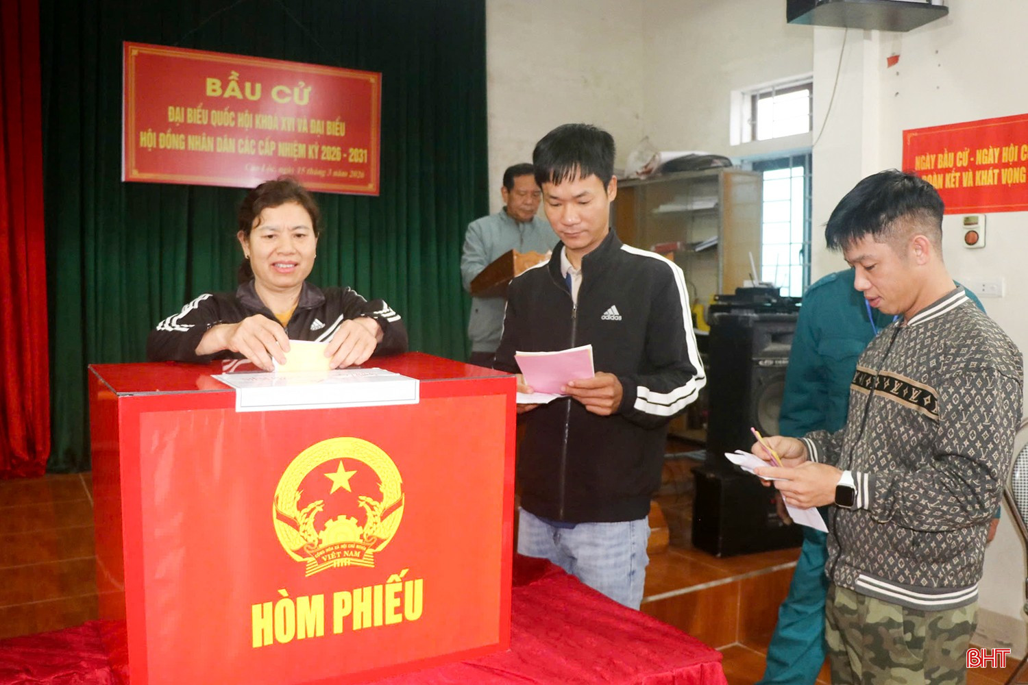 Với tinh thần dân chủ, trách nhiệm, các cử tri đã nghiêm túc nghiên cứu, lựa chọn và bỏ phiếu bầu những đại biểu tiêu biểu, đủ đức, đủ tài, đại diện cho ý chí và nguyện vọng của Nhân dân.