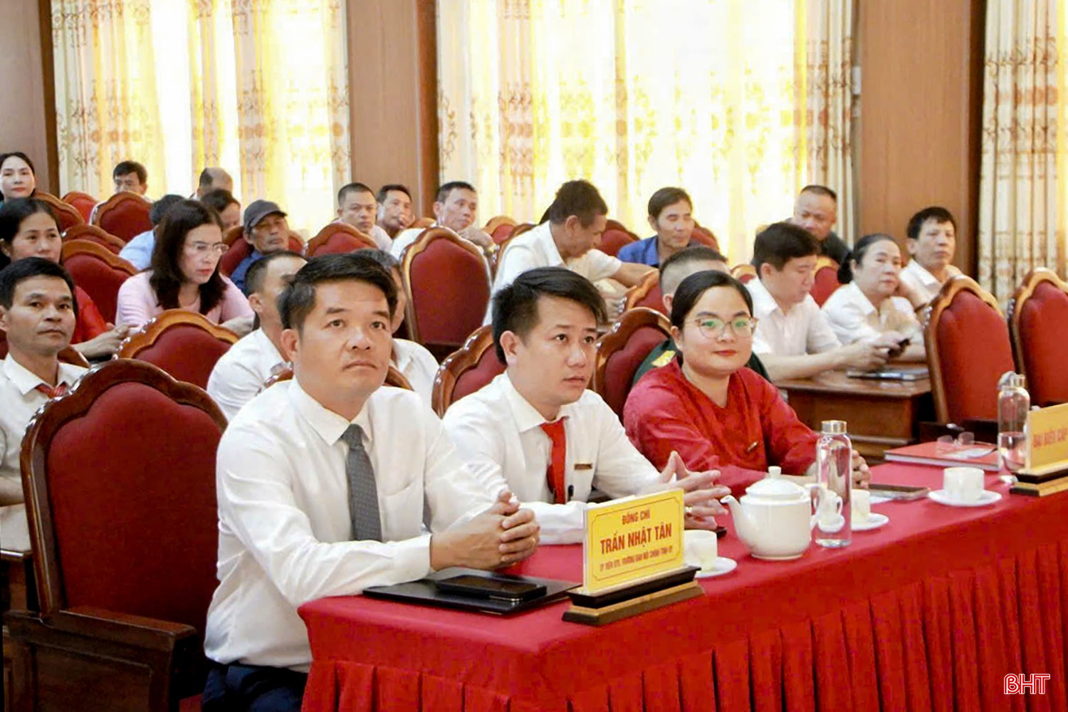 Trưởng ban Nội chính Tỉnh uỷ Trần Nhật Tân cùng các đại biểu tham dự kỳ họp.