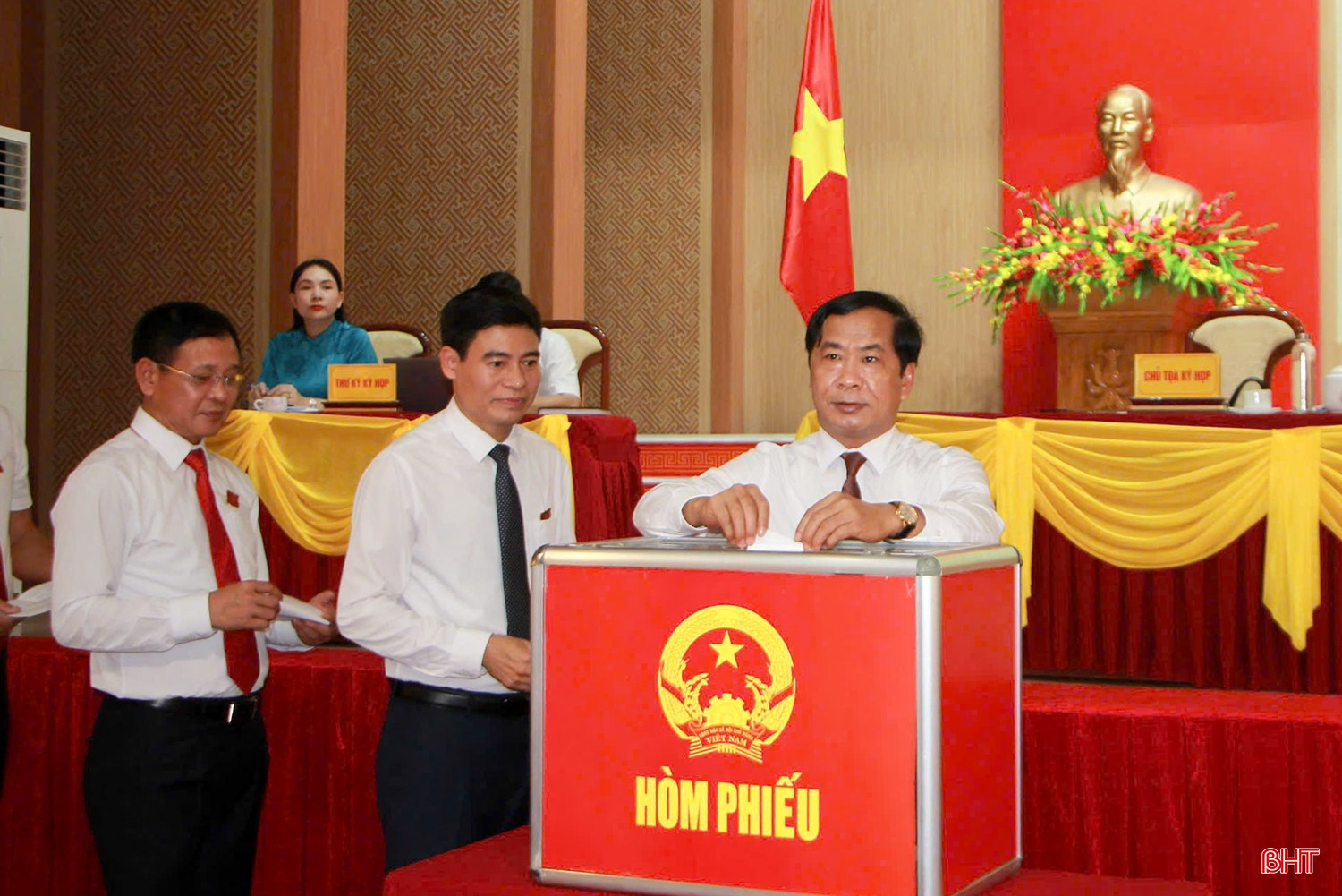 Đại biểu bỏ phiếu bầu các chức danh chủ chốt.