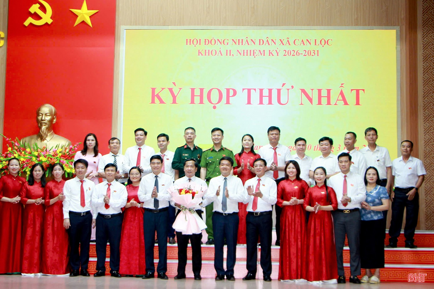 Trưởng ban Nội chính Tỉnh ủy Trần Nhật Tân tặng hoa chúc mừng các đồng chí Thường trực HĐND xã, lãnh đạo UBND xã và Ủy viên UBND xã Can Lộc.