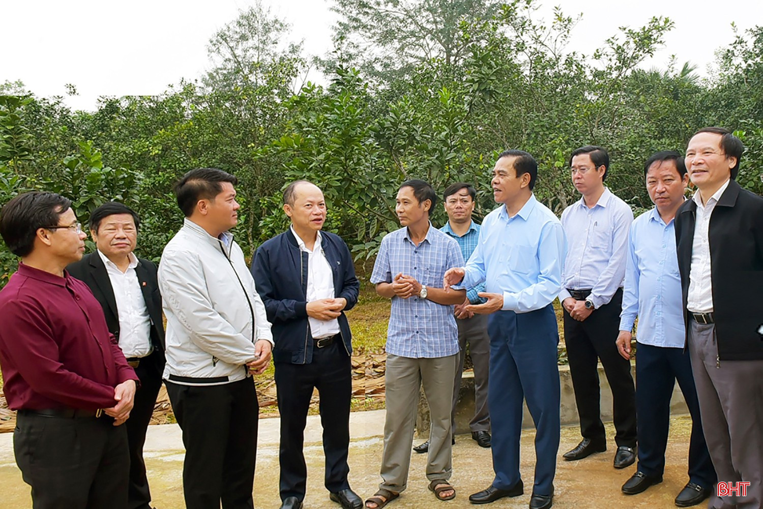 Chủ tịch UBND tỉnh Võ Trọng Hải cùng đoàn công tác kiểm tra xây dựng NTM tại huyện Hương Khê (cũ). Ảnh tư liệu bqbht_br_17046976571190.jpg