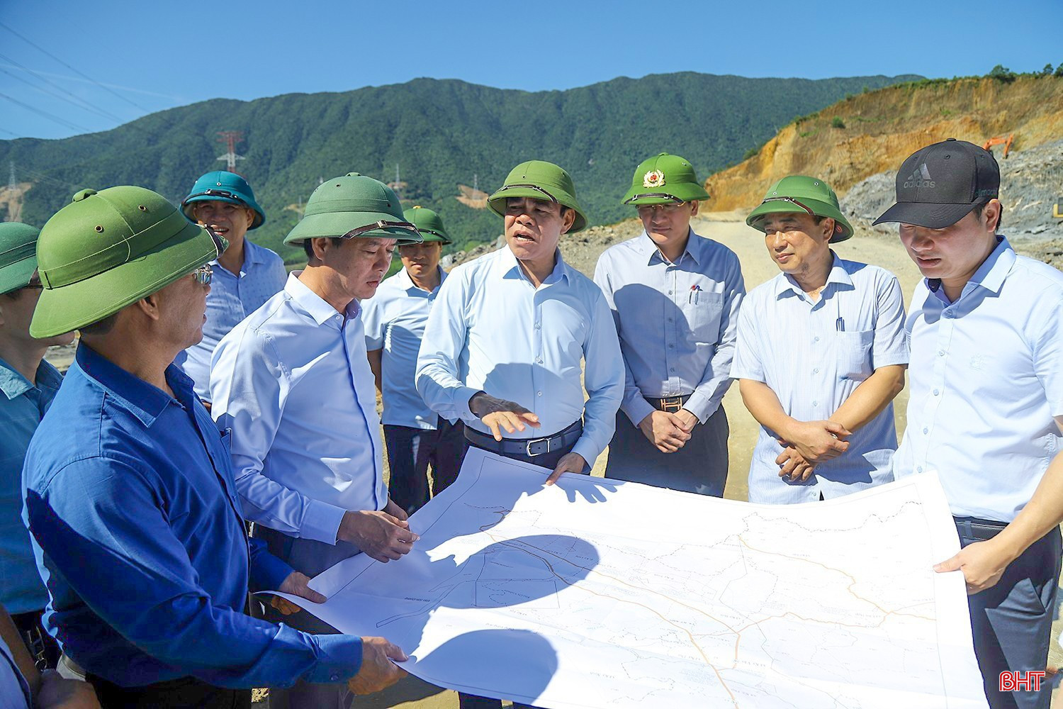 Chủ tịch UBND tỉnh Võ Trọng Hải, Phó Chủ tịch UBND tỉnh Trần Báu Hà và đoàn công tác kiểm tra hiện trường các khu vực có thể làm mỏ vật liệu san lấp phục vụ dự án đầu tư xây dựng, kinh doanh kết cấu hạ tầng Khu Công nghiệp Vinhomes Vũng Áng và các dự án đầu tư trong Khu Kinh tế Vũng Áng. Tháng 6/2025.