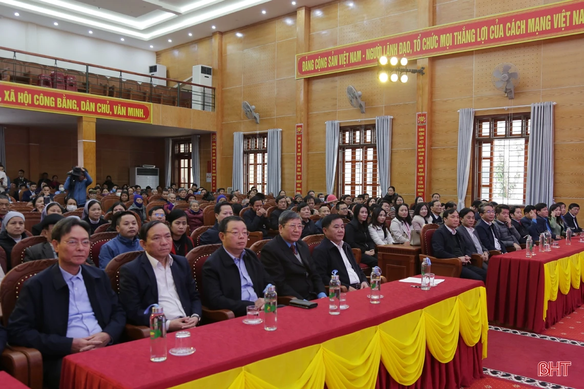 Chủ nhiệm Ủy ban Kiểm tra Trung ương Trần Cẩm Tú tặng quà Tết cho người dân Hà Tĩnh