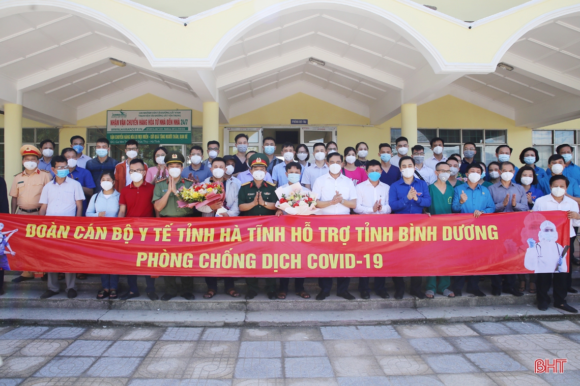 Lãnh đạo tỉnh Hà Tĩnh tiễn đoàn 31 cán bộ y tế vào hỗ trợ Bình Dương chống dịch