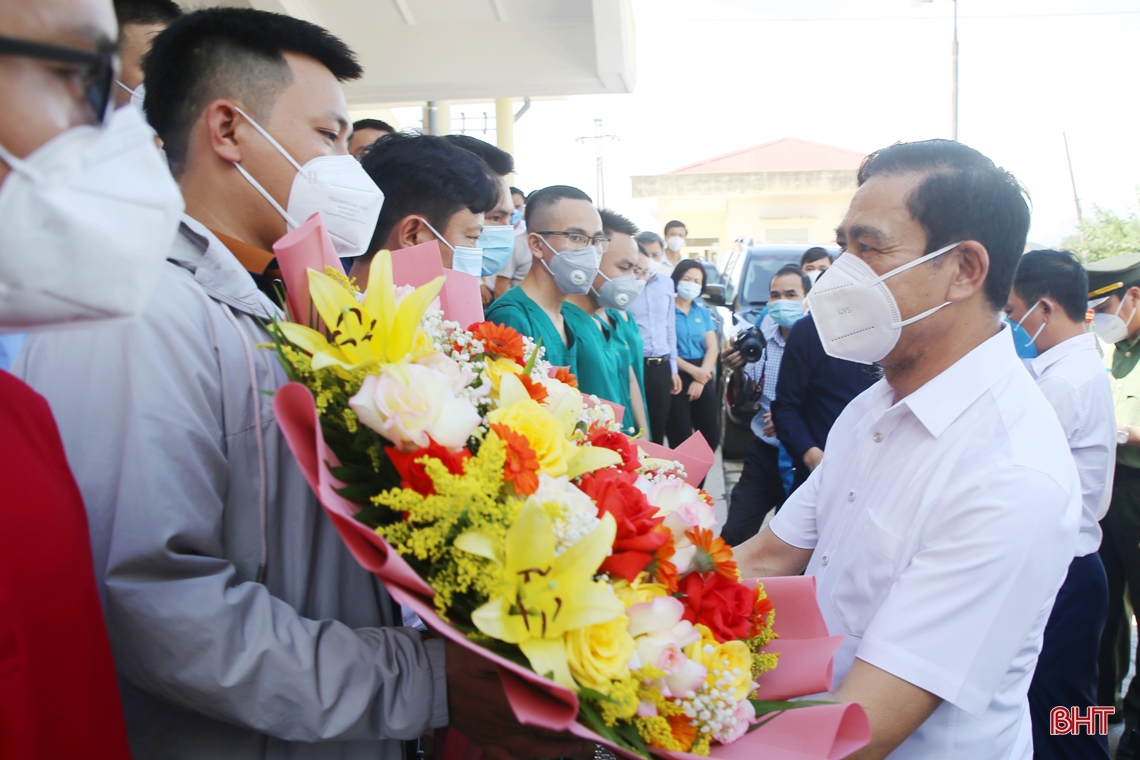Lãnh đạo tỉnh Hà Tĩnh tiễn đoàn 31 cán bộ y tế vào hỗ trợ Bình Dương chống dịch
