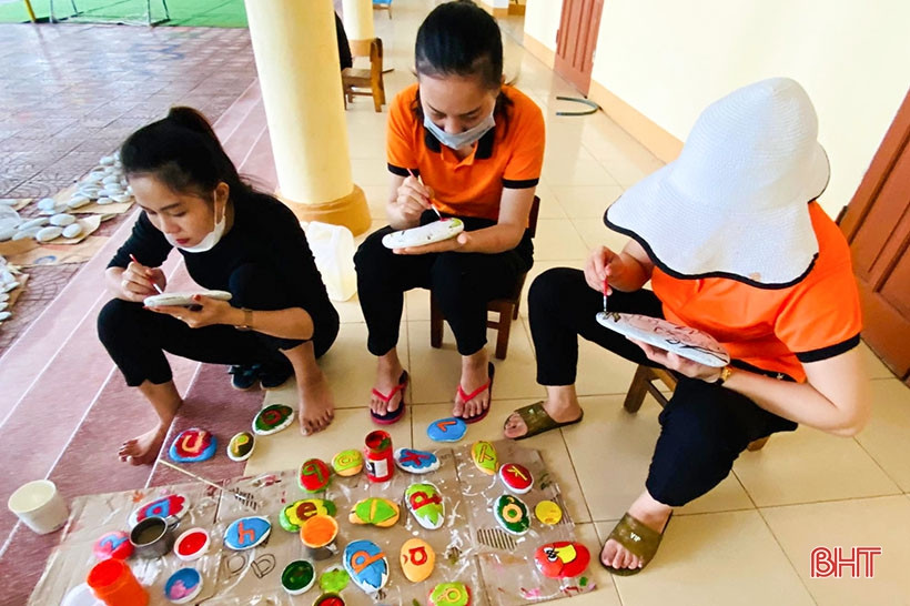 “Biến đá, sỏi thành dụng cụ dạy học ở phố núi Hà Tĩnh