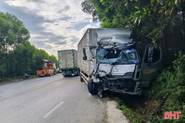 2 xe tải tông nhau móp đầu trên tuyến quốc lộ 1 đoạn qua phường Sông Trí