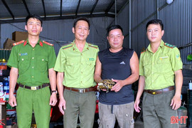 Nhiều người dân bàn giao động vật quý hiếm 