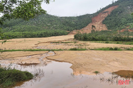 Nhiều diện tích đất nông nghiệp xã Kỳ Xuân bị bỏ hoang vì sạt lở
