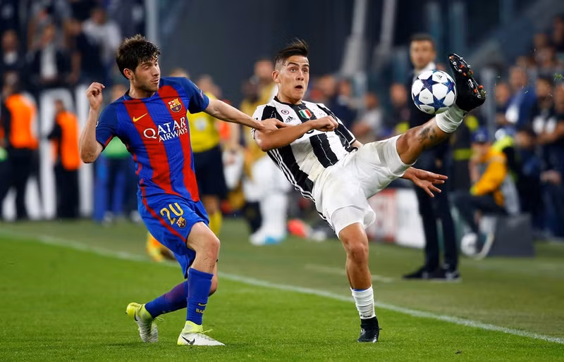 HLV Luis Enrique quyết định triển khai sơ đồ 3-4-3 đầy mạo hiểm khi thi đấu trên sân của đối thủ cực mạnh Juventus. Theo đó, Pique - Umtiti - Mathieu là 3 trung vệ. Mascherano đá thấp nhất ở hàng tiền vệ với vai trò máy quét còn Messi chơi lùi xuống như một số 10 phía dưới hàng công 3 người gồm Suarez, Neymar và Sergi Roberto. Đây là lựa chọn rất mạo hiểm bởi hàng thủ Barca chưa bao giờ được đánh giá cao về sự chắc chắn. Trong khi đó, Juve lại đang sở hữu hàng công với những tiền đạo rất sắc nhọn. Bà đầm già trận này ra sân với 4 tiền đạo: Mandzukic, Higuain, Dybala và Cuadrado. dan em messi lap cu dup juventus nhan chim barca 3 0