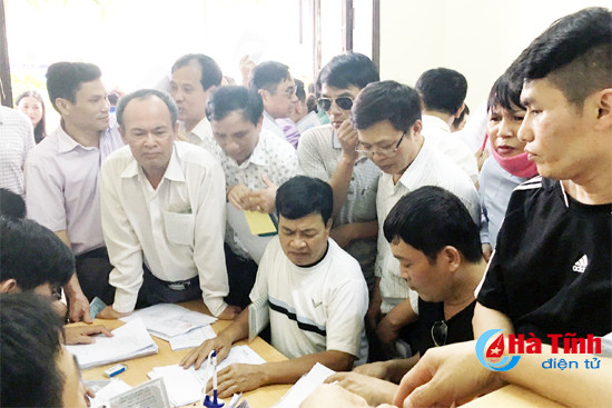 nguoi dan 2 dau cau ben thuy i phan khoi lam the mien phi bot