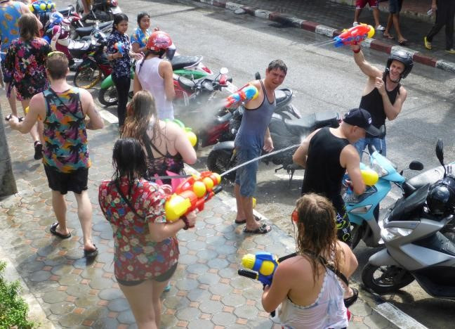 le te nuoc o thai lan khong nhac to nhay mua hay bieu dien